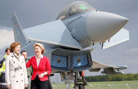 Florence Parly und Ursula von der Leyen vor dem Auslaufmodell »E...