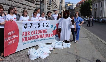 Ob seine Unterschrift gültig ist? Der Berliner Bär begleitete am...