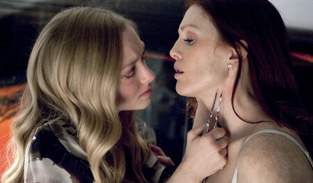Die psychotische Chloe (Amanda Seyfried) bedroht die von ihr ang... Die psychotische Chloe (Amanda Seyfried) bedroht die von ihr ang...