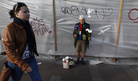Karger Zuverdienst. Eine alte Frau verkauft Blumen in Sankt Pete... Karger Zuverdienst. Eine alte Frau verkauft Blumen in Sankt Pete...
