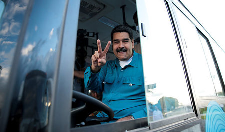 Venezuelas Präsident Nicolás Maduro am Dienstag bei der Übergabe...
