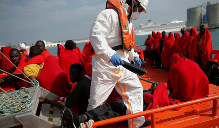 Im Mittelmeer gerettete Flüchtlinge werden am 26. April nach Mal... Im Mittelmeer gerettete Flüchtlinge werden am 26. April nach Mal...