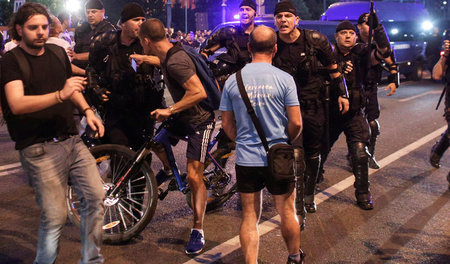 Die Polizei versucht während der Proteste am Mittwoch in Bukares...