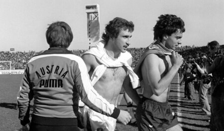 Trikottausch in Cordoba 1978 leicht gemacht: Hans (Krankl, Öster...