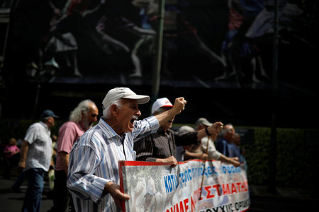 Katastrophal verarmt: Griechische Rentner protestieren in Athen ...