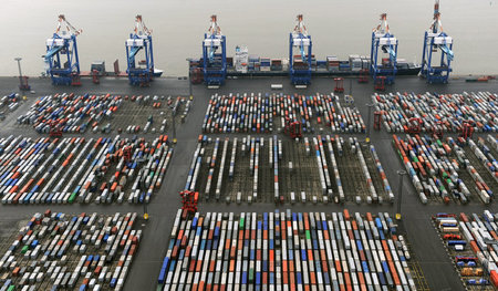 Container in Bremerhaven: Deutschlands Exportstrategie wird zur ...
