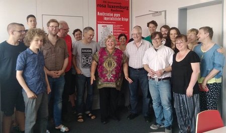 Aleida Guevara March (Mitte) zu Besuch in der jungen Welt