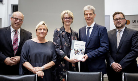 Alles ist gut, besser geht immer: Lächelnde Bildungsminister und...