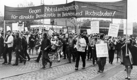 Schüler und Studenten protestierten in Düsseldorf im Mai '68 geg... Schüler und Studenten protestierten in Düsseldorf im Mai '68 geg...