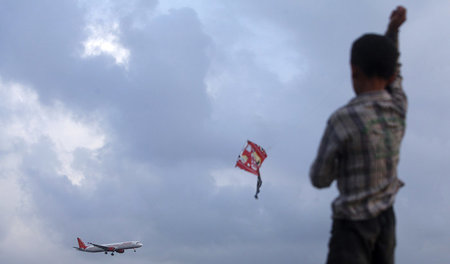 Überschuldete Fluglinie: Der Pleitegeier zieht seine Kreise über... Überschuldete Fluglinie: Der Pleitegeier zieht seine Kreise über...