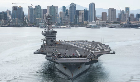 Pazifische Machtdemonstration: Der Flugzeugträger USS Carl Vinso...