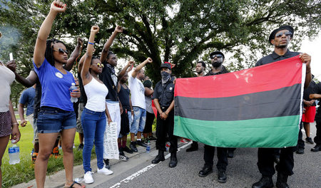 Protest mit der Fahne der Black Panther Party: Demonstration geg...