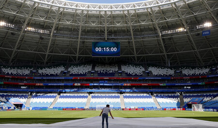 Nach dem Abpfiff räumen die Zuschauer auf: Stadion in Samara (vo... Nach dem Abpfiff räumen die Zuschauer auf: Stadion in Samara (vo...