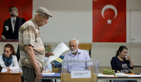 Stimmabgabe am Sonntag in einem Wahllokal in Ankara Stimmabgabe am Sonntag in einem Wahllokal in Ankara