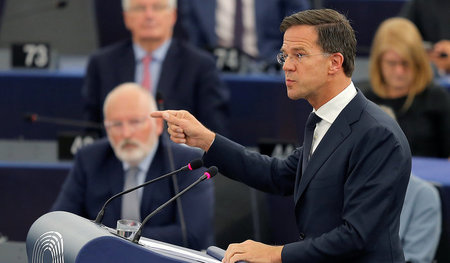 Kürzen, dass es quietscht: Mark Rutte im EU-Parlament Kürzen, dass es quietscht: Mark Rutte im EU-Parlament