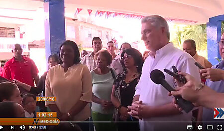 Kubas Präsident Miguel Díaz-Canel beim Besuch einer Schule in Sa... Kubas Präsident Miguel Díaz-Canel beim Besuch einer Schule in Sa...
