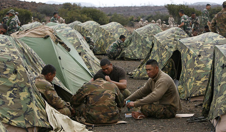 Marinesoldaten aus Tonga während einer Schießübung in Hawaii (20... Marinesoldaten aus Tonga während einer Schießübung in Hawaii (20...