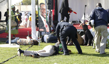 Nach der Explosion werden am Samstag in Bulawayo Verletzte verso... Nach der Explosion werden am Samstag in Bulawayo Verletzte verso...