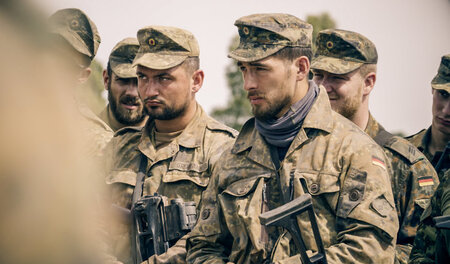 Soldat Matthias L. holt sich Instruktionen vom Spieß: »37 Grad« Soldat Matthias L. holt sich Instruktionen vom Spieß: »37 Grad«