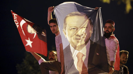 AKP-Anhänger feiern am Sonntag abend den Sieg ihres Kandidaten R...