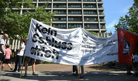 Bereits im Juli 2017 warnten Aktivisten vor dem Gerichtsgebäude ... Bereits im Juli 2017 warnten Aktivisten vor dem Gerichtsgebäude ...