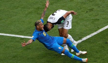 Absolute Körperbeherrschung: Brasiliens Neymar jr. und Costa Ric... Absolute Körperbeherrschung: Brasiliens Neymar jr. und Costa Ric...