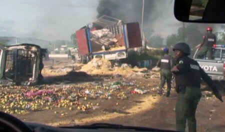 Verwüstete Straßen, zerstörte Autos: Nach den Kämpfen in Jos, Ni...