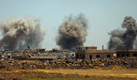 Rauchsäulen steigen am Montag über Al-Harak bei Deraa auf Rauchsäulen steigen am Montag über Al-Harak bei Deraa auf
