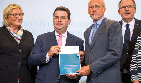 Garantiert mit »wirtschaftlicher Gesamtabwägung«: Brigitte Faust... Garantiert mit »wirtschaftlicher Gesamtabwägung«: Brigitte Faust...