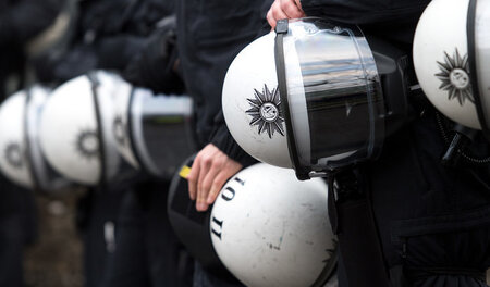 2.000 Polizisten sind für die Absicherung des AfD-Parteitags zus...