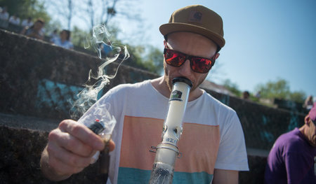 Vincent Kühne darf seit März 2017 Cannabis legal rauchen (Görlit...
