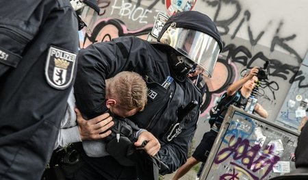 Gewalttäter in Uniform: Während der G-20-Proteste (Foto: Hamburg...