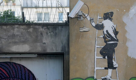 Kunst am Knast: Graffito gegen Überwachung an der Außenwand des ...