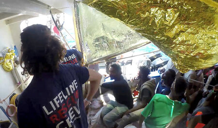 Migranten und Crew auf der »Lifeline« am 23. Juni 2018 vor Malta