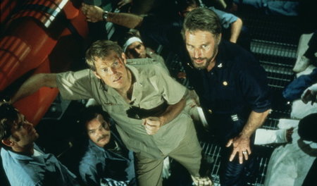 Captain Blanchard (Charlton Heston, r.) und Commander Samuelson ... Captain Blanchard (Charlton Heston, r.) und Commander Samuelson ...