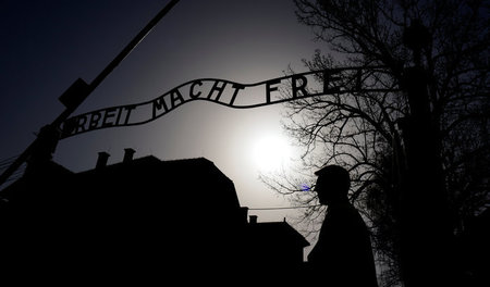 Vor dem Tor des ehemaligen Vernichtungslagers Auschwitz (12.4.20... Vor dem Tor des ehemaligen Vernichtungslagers Auschwitz (12.4.20...