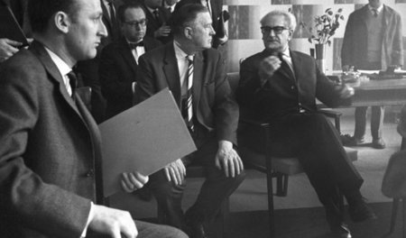 Galt zu Lebzeiten vielen als Nestbeschmutzer: Fritz Bauer (r.) a... Galt zu Lebzeiten vielen als Nestbeschmutzer: Fritz Bauer (r.) a...