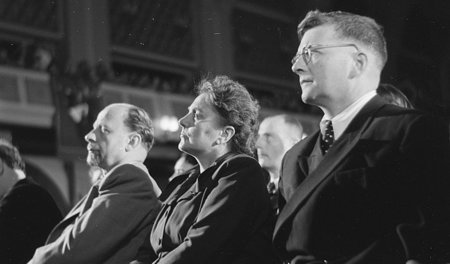 Deutsch-demokratische Dreeinigkeit: Walter und Lotte Ulbricht ne... Deutsch-demokratische Dreeinigkeit: Walter und Lotte Ulbricht ne...