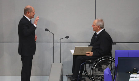 Auf Schäuble vereidigt? Olaf Scholz legt am 14. März 2018 seinen... Auf Schäuble vereidigt? Olaf Scholz legt am 14. März 2018 seinen...