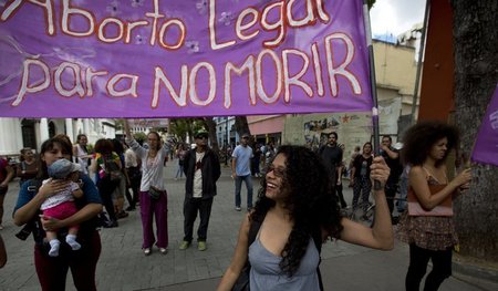 »Macht Abtreibung legal, wenn ich nicht sterben soll«: Protest v... »Macht Abtreibung legal, wenn ich nicht sterben soll«: Protest v...