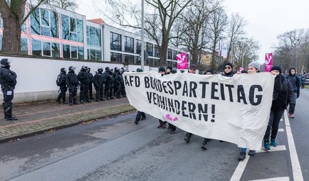 Antifaschisten auf der Straße anlässlich des AfD-Bundesparteitag...
