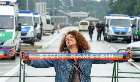 Stoppt den Drohnenkrieg: Demonstrantin vor dem Eingang der US-Lu...
