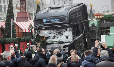 Schaulustige und Reporter am 20. Dezember 2016 am Tatort des Lkw...