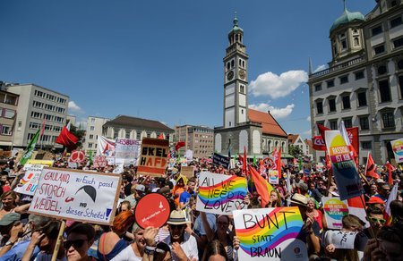 Bunt, laut und zahlreich: Kundgebung auf dem Augsburger Rathausp...