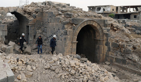 »Weißhelme« inspizieren ein zerstörtes Haus in Daraa (23.12.2017...