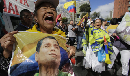 Anhänger von Rafael Correa protestieren am 18. Juni in Quito geg...