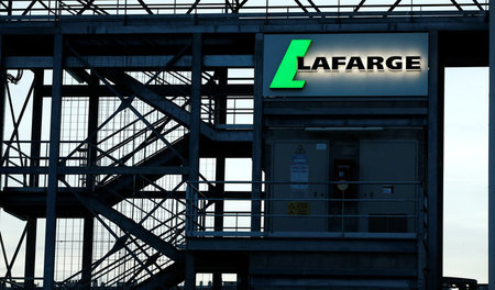 Führende Mitarbeiter des Konzerns Lafarge-Holcim sitzen in Paris...