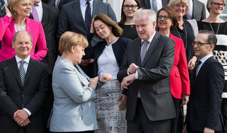 Time to say goodbye? Merkel und Seehofer stimmen sich zumindest ...