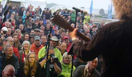 In Gedenken an das Gitarrengenie des Grotesken: Szene von der 27... In Gedenken an das Gitarrengenie des Grotesken: Szene von der 27...