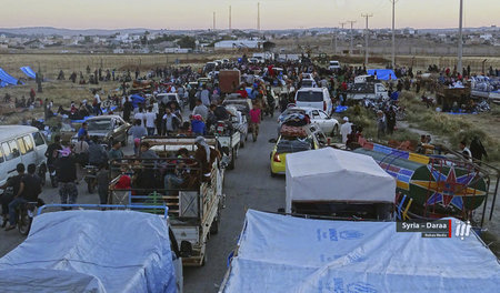 Medien der syrischen Regierungsgegner zeigen lange Flüchtlingsko... Medien der syrischen Regierungsgegner zeigen lange Flüchtlingsko...